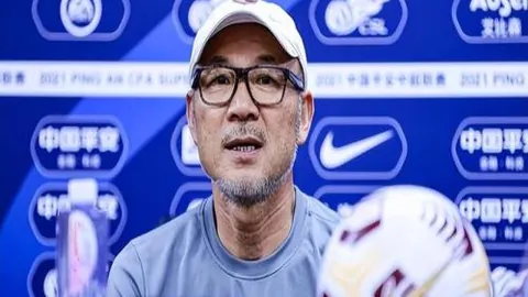 《风暴降临！天空体育曝水晶宫怒火中烧，教练格拉斯纳面临下课危机》